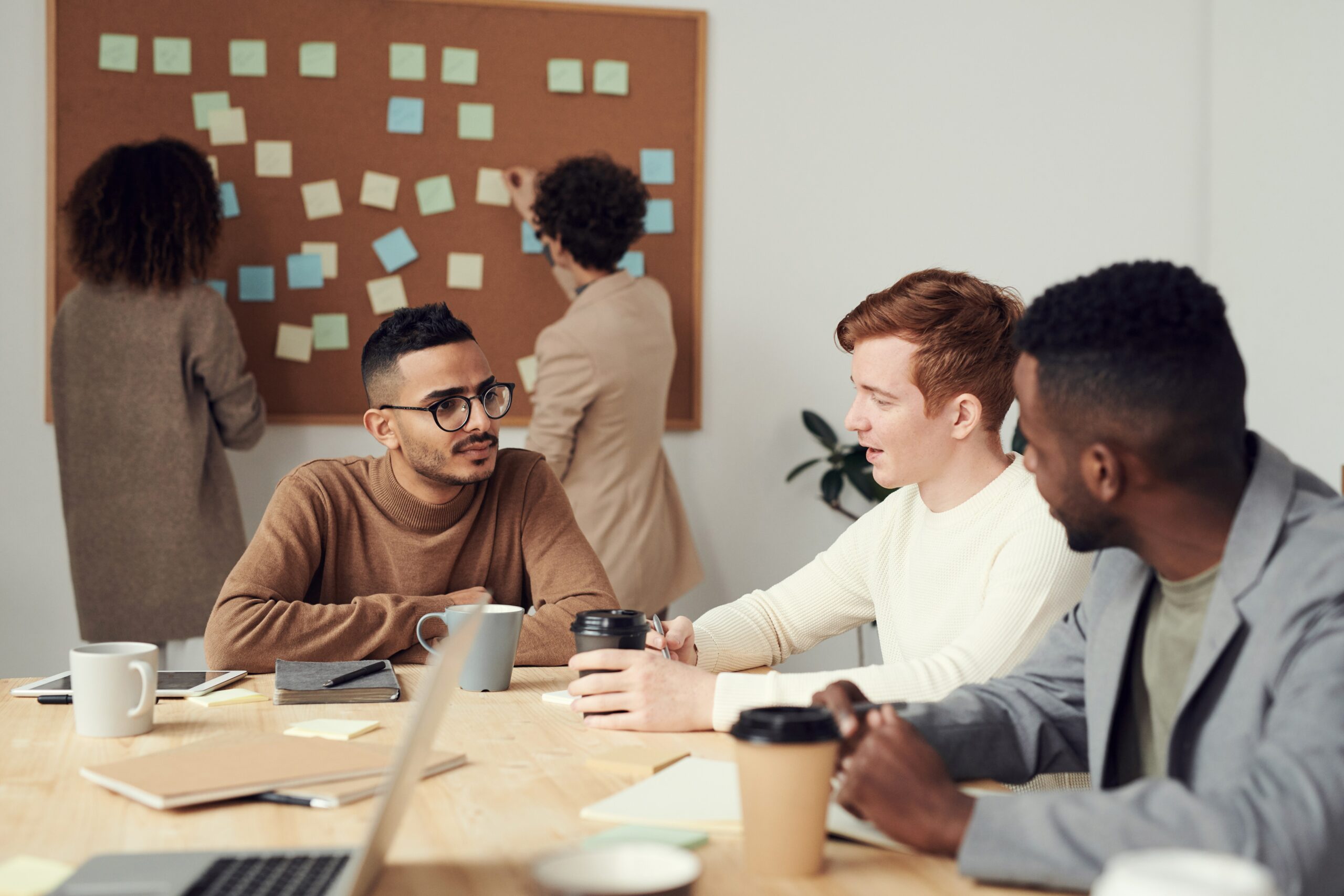 Zusammenarbeit Team im Workshop analog und digital