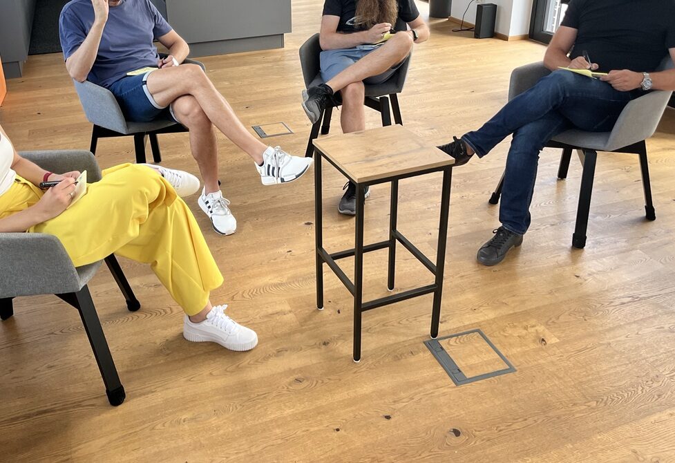 Team beim Denken_Fotoprotokoll Produktstrategie-Workshop_20260709_anonymisiert
